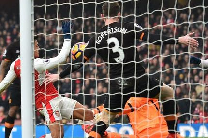 Γκολ του Σάντσες με το χέρι κόντρα στην Χαλ του Σίλβα