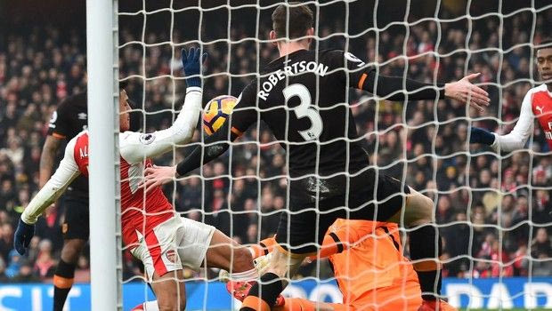 Γκολ του Σάντσες με το χέρι κόντρα στην Χαλ του Σίλβα