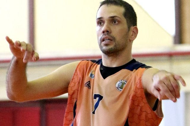 Να χειροκροτάμε όσους προσφέρουν στην κοινωνία