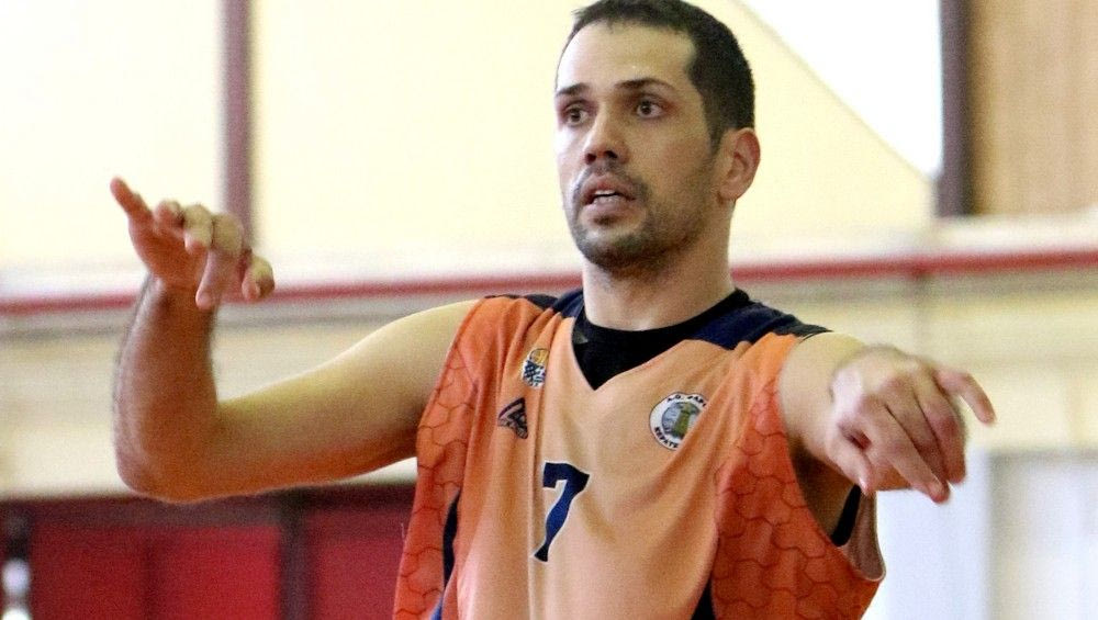 Να χειροκροτάμε όσους προσφέρουν στην κοινωνία