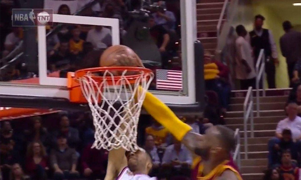 Ο Λεμπρόν σταμάτησε…. την καριέρα του Κόρτνεϊ Λι