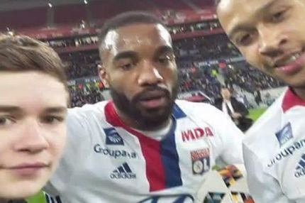 Έβγαλε selfie με 2 παίκτες της Λιόν και τον τρέχουν στα δικαστήρια!