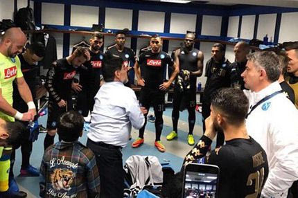 Ο Μαραντόνα “ντόπαρε” τους παίκτες της Νάπολι στα αποδυτήρια