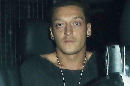 Η γυναίκα “μυστήριο” του Οζίλ και η παντόφλα του Καθόρλα