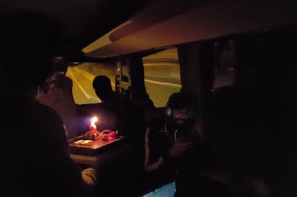 Κέρασαν και τούρτα στο πούλμαν του ΠΑΟΚ!