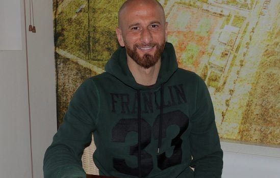 Σπάνιες PHOTOS: Ο Δημήτρης Παπαδόπουλος παιδί με αφάνα και ποδοσφαιρικές φανέλες