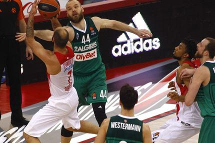 Με τρεις “σωματοφύλακες” η αγχωτική νίκη του Ολυμπιακού