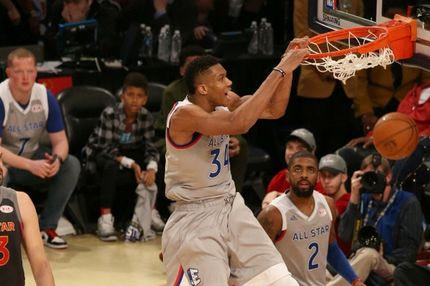 Ποιος αγκάλιασε τον Giannis στο ημίχρονο;