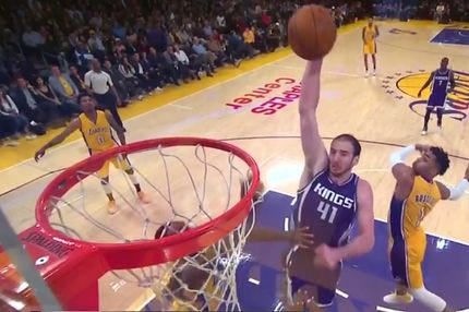 Cousins κερνάει… Κουφός καρφώνει