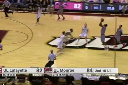 Απίστευτο buzzer beater από το κέντρο