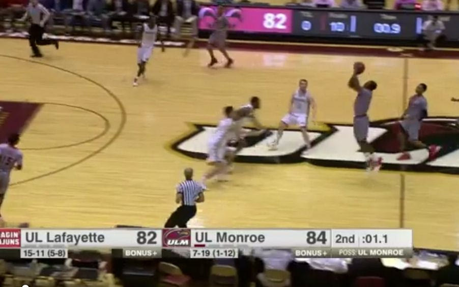 Απίστευτο buzzer beater από το κέντρο