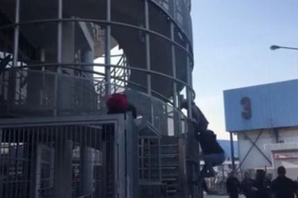 Οπαδοί μπουκάρουν στο Αλεξάνδρειο χωρίς εισιτήριο!