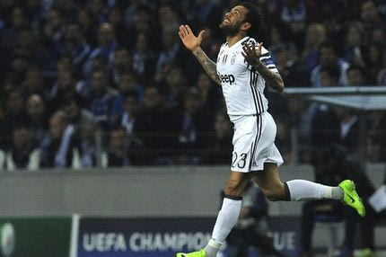 Γιόρτασε το γκολ στο 97′ χορεύοντας έξω από το προπονητικό!