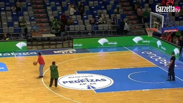 Kαλάθι με γυρισμένη την πλάτη από δύο ξεχωριστούς οπαδούς!