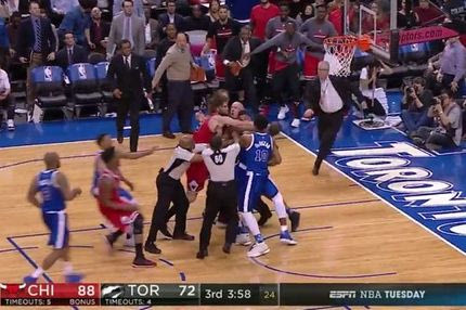 ΤΡΕΛΟ ΞΥΛΟ: Ιμπάκα και Λόπες αντάλλαξαν μπουνιές!