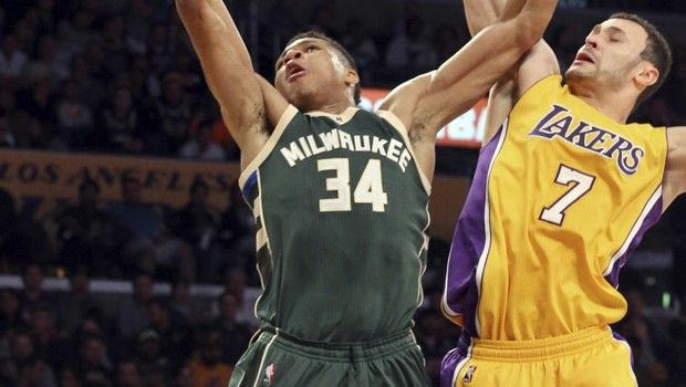 Όλο και πιο κοντά στα πλέι οφ οι Μπακς