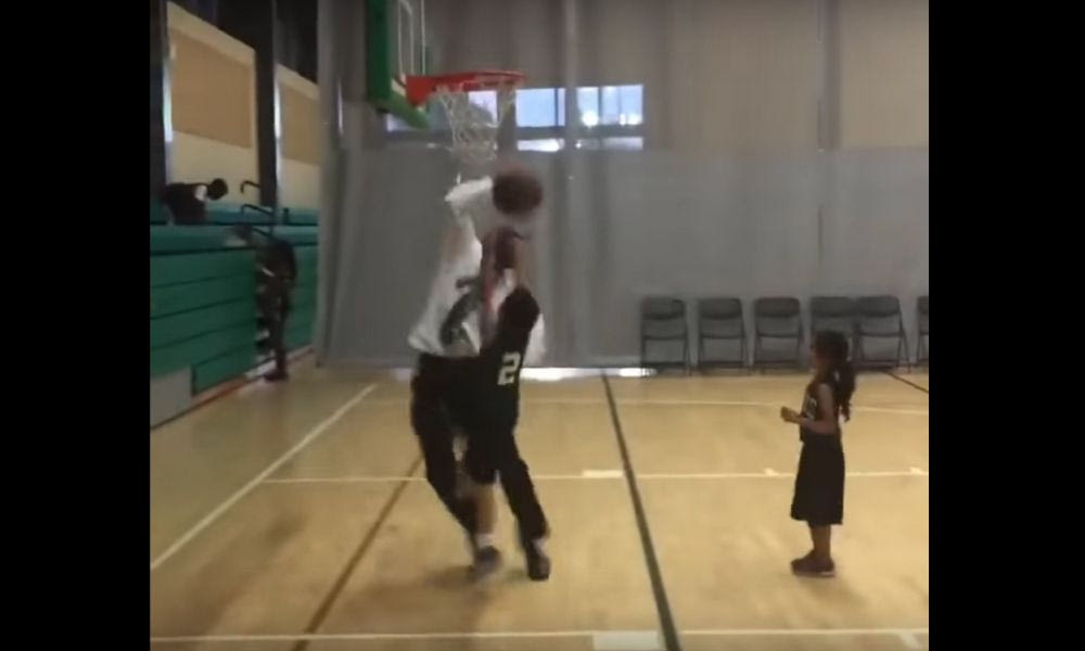 Προπονητής… ταπώνει πιτσιρικά κατά τη διάρκεια αγώνα