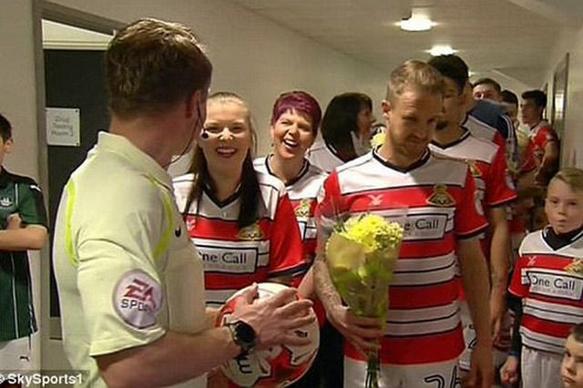 Βγήκαν στο γήπεδο με τις μαμάδες!