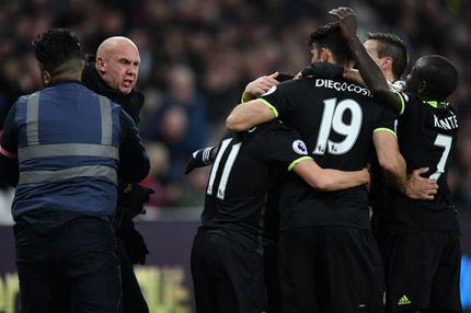 Τρελαμένος οπαδός “τα έβαλε” με τους παίκτες της Τσέλσι!