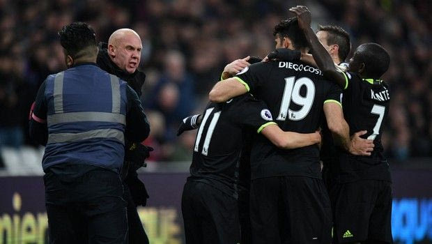 Τρελαμένος οπαδός “τα έβαλε” με τους παίκτες της Τσέλσι!