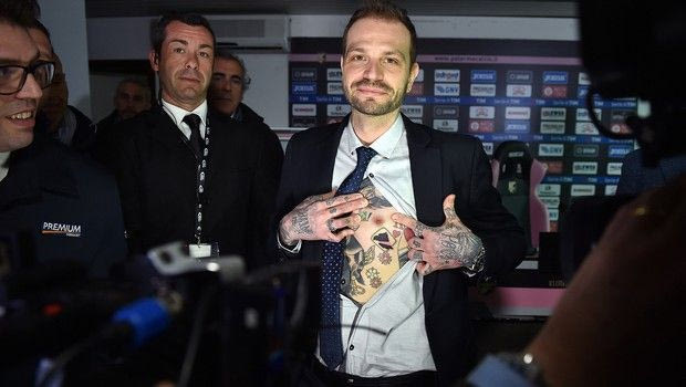 Αυτός είναι ΠΡΟΕΔΡΟΣ: έκανε τατουάζ το σήμα της ομάδας του!