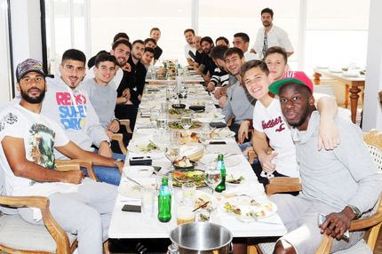 Η ομάδα του Ολυμπιακού στο τραπέζι του Μάριν