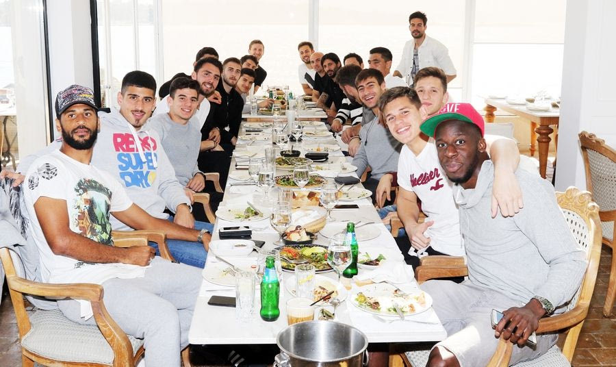 Η ομάδα του Ολυμπιακού στο τραπέζι του Μάριν