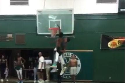 Μαθητής λυκείου σπάει τη μπασκέτα με τρομερό κάρφωμα!