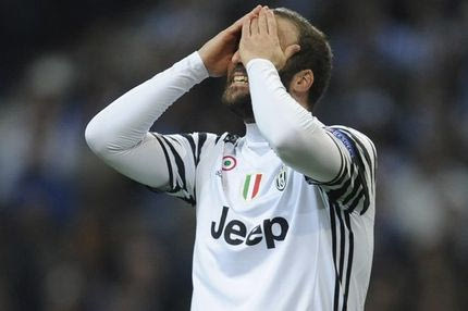 Οι Ναπολιτάνοι ΑΓΡΙΕΨΑΝ: κρέμασαν πανό κατά του Ιγκουαΐν!