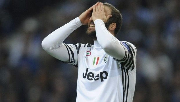 Οι Ναπολιτάνοι ΑΓΡΙΕΨΑΝ: κρέμασαν πανό κατά του Ιγκουαΐν!