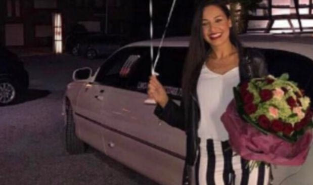 Μια λευκή λιμουζίνα για την γυναίκα του Καρέλη!