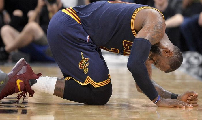 Τραυματίστηκε ο Λεμπρόν, ταπεινώθηκαν οι Καβαλίερς