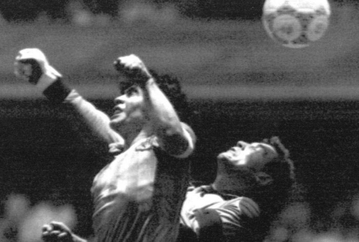 Ο Μαραντόνα ξανάκανε το “χέρι του Θεού”  31 χρόνια μετά!