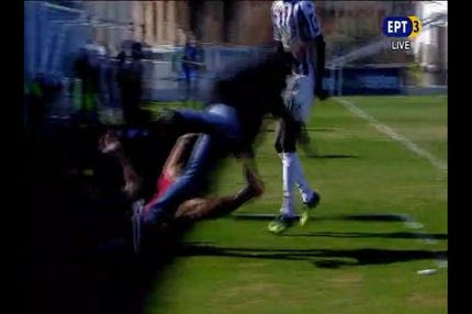 Έκανε… τάκλιν στον προπονητή του!