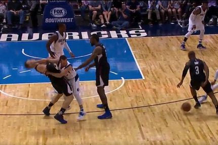 Ο… κοντός δεν μάσησε και έκανε τσαμπουκά στον ψηλό!