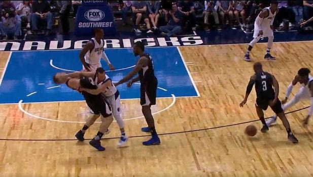 Ο… κοντός δεν μάσησε και έκανε τσαμπουκά στον ψηλό!