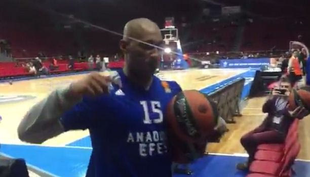 Το έβαλε από τη κερκίδα ο Jayson Granger!