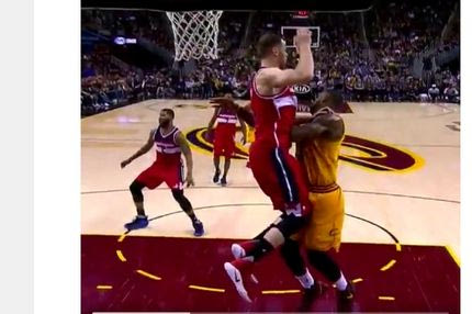 Γονατιά στα… αυγά του LeBron!