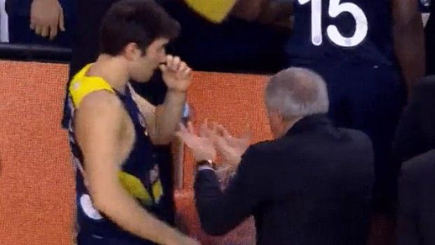 ΤΡΕΛΑΘΗΚΕ ο Ζοτς και τραμπούκισε παίκτη του