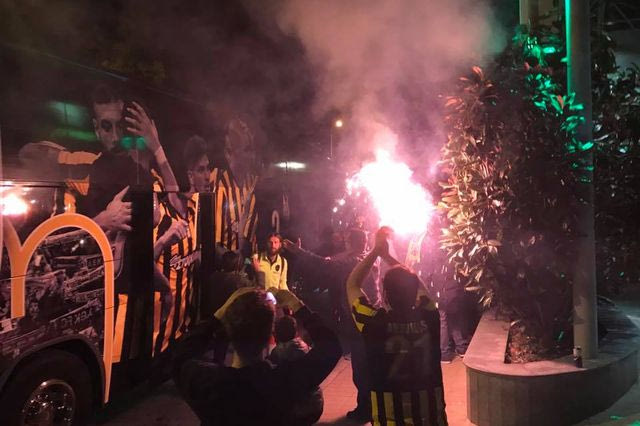 Υποδοχή και αποθέωση για τους παίκτες της ΑΕΚ