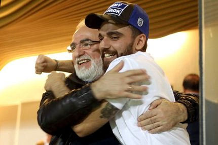 Ο Ιβάν Σαββίδης πανηγύρισε αγκαλιά με το γιο του το 4-0!