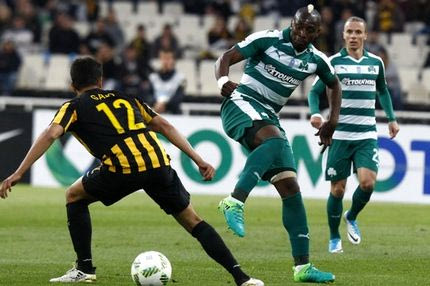 Πανηγύρισε το διπλό με επική μπλούζα ο Εμποκού