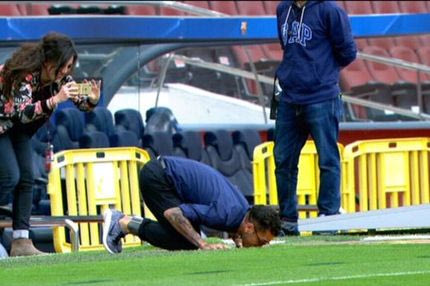 Έσκυψε και φίλησε το χορτάρι στο “Καμπ Νου” ο Άλβες!