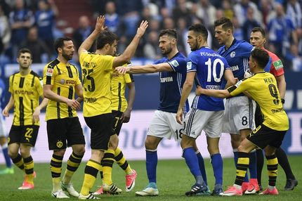 Ατρόμητη οπαδός της Ντόρτμουντ στην κερκίδα της Σάλκε