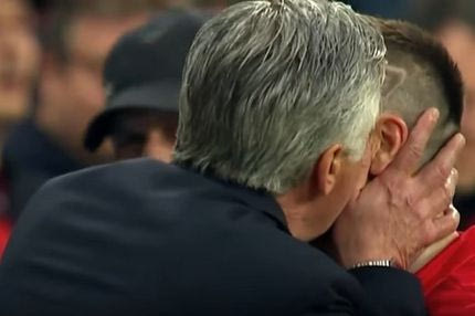 Ο Αντσελότι ηρεμεί τους παίκτες του με φιλιά!