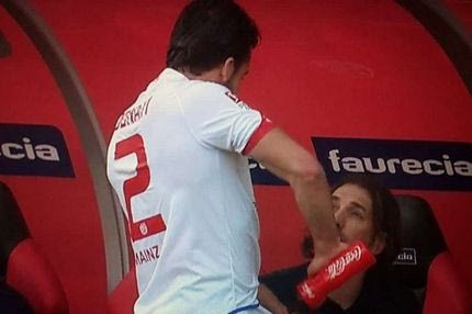 Η απίστευτη κίνηση του Ντονάτι στον πάγκο πριν μπει αλλαγή!