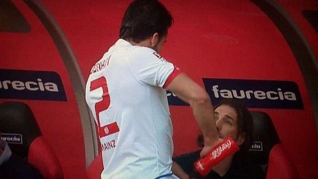 Η απίστευτη κίνηση του Ντονάτι στον πάγκο πριν μπει αλλαγή!