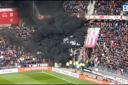 Το βίντεο από το μαύρο καπνογόνο στο ολλανδικό ντέρμπι