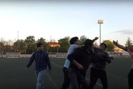 Απίστευτο: Άγριο ξύλο μεταξύ γονέων σε παιδικό αγώνα!