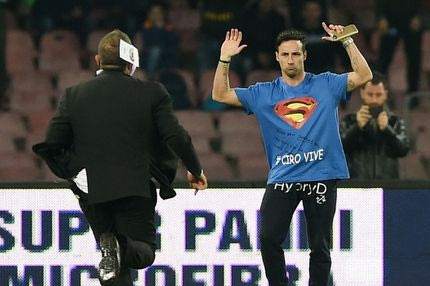 Εισβολέας με “τρελό” μπλουζάκι όρμησε στον Ιγκουαΐν!